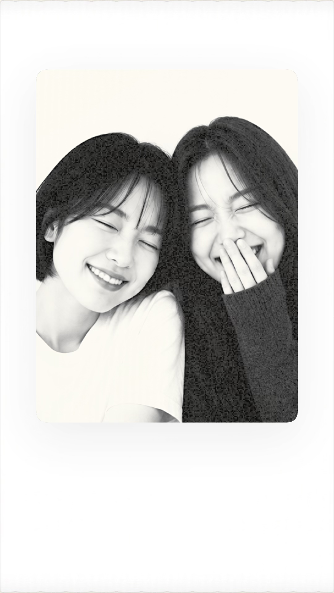 標準:同じ二人の写真を、白黒の濃淡で仕上げた紙全体