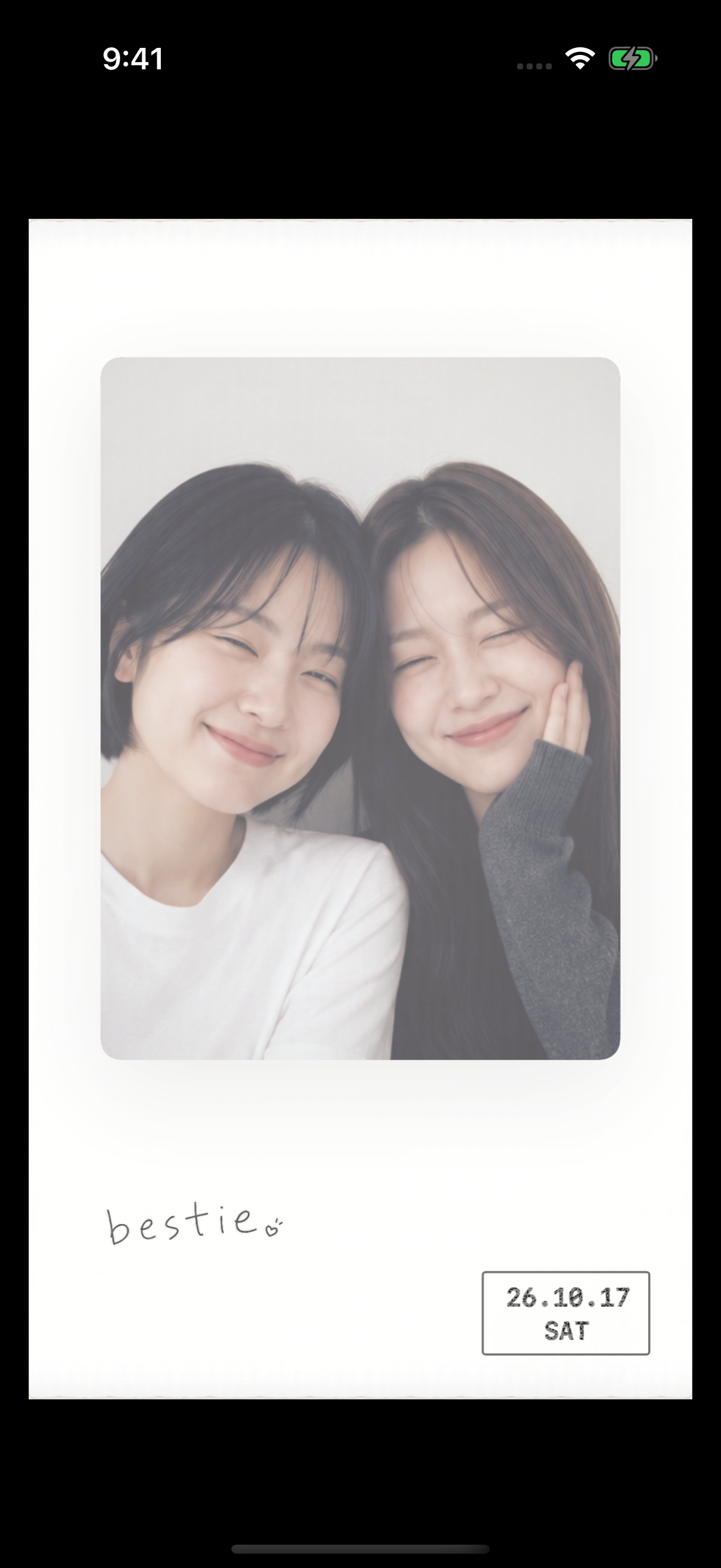 笑顔の写真にbestieのスタンプと日付を添えたカラーの1cut作例。余白を含む全体